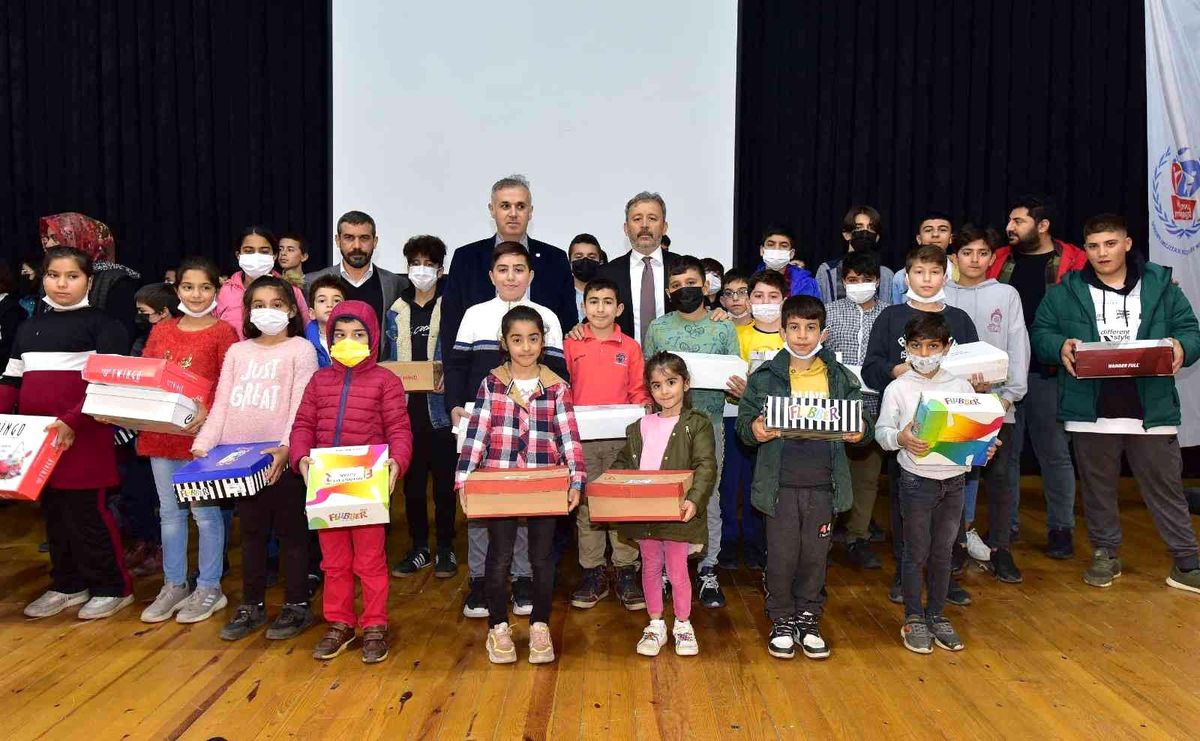 Osmaniye\'de ihtiyaç sahibi çocuklara kışlık ayakkabı desteği