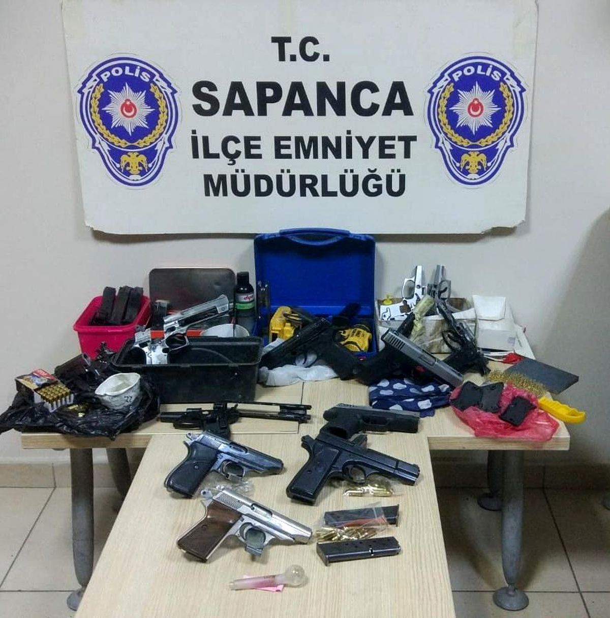 Polis ekiplerince durdurulan araçtan cephanelik çıktı