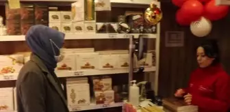 Şekerlemeci esprili yeni yıl kutlamasıyla müşterilerinin dikkatini çekmeye çalışıyor