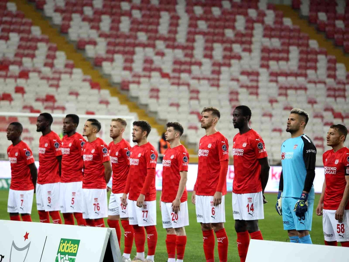 Sivasspor\'da 2 futbolcu ceza sınırında