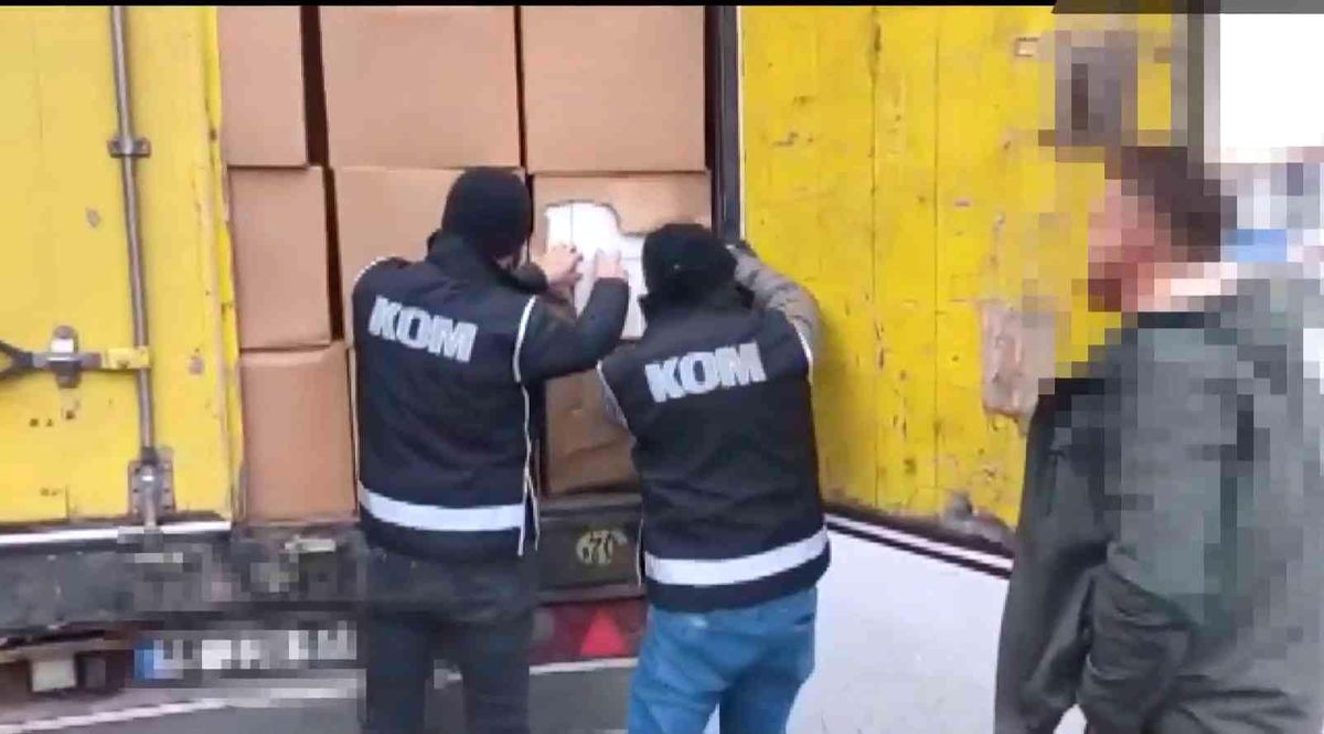 TEM'de durdurulan tırda 14 milyon 300 bin kaçak makaron ele geçirildi