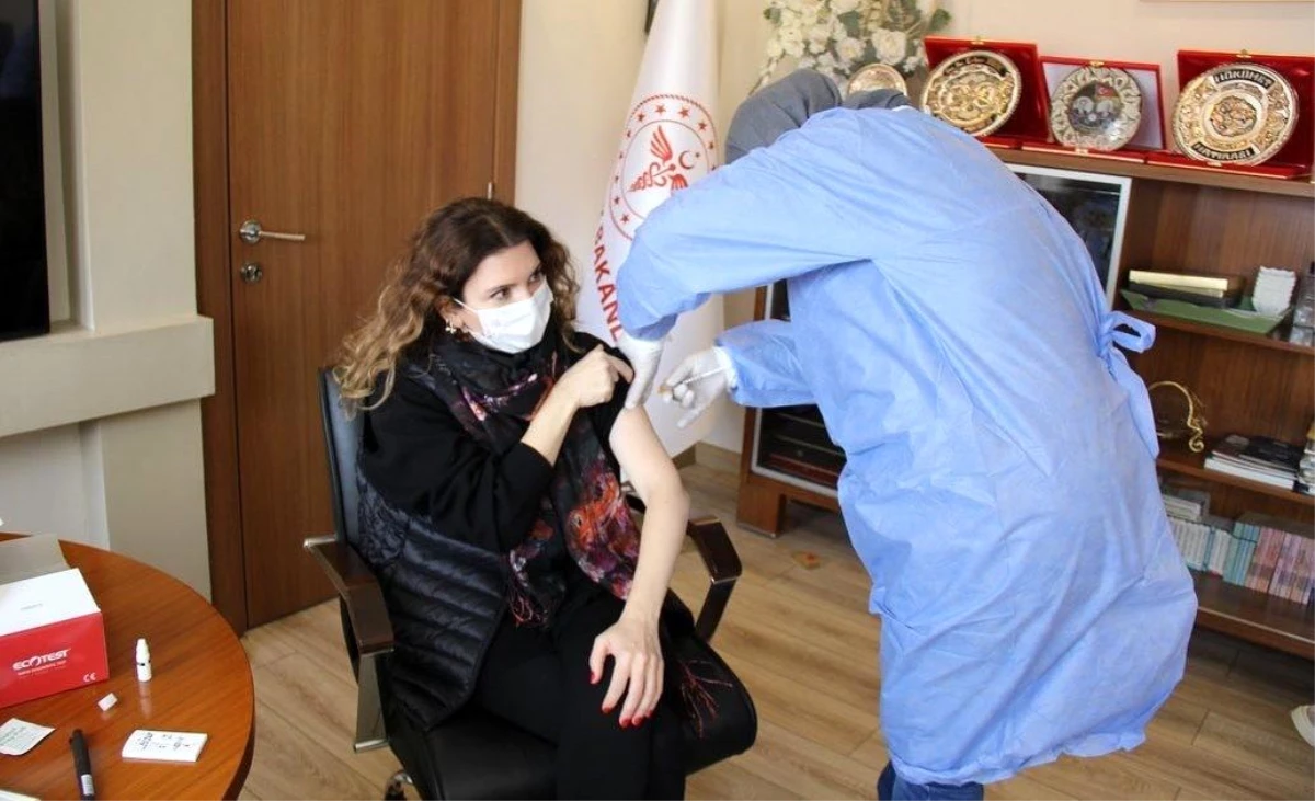 Tiyatrocular üçüncü doz aşılarını Erzincan\'da vuruldu