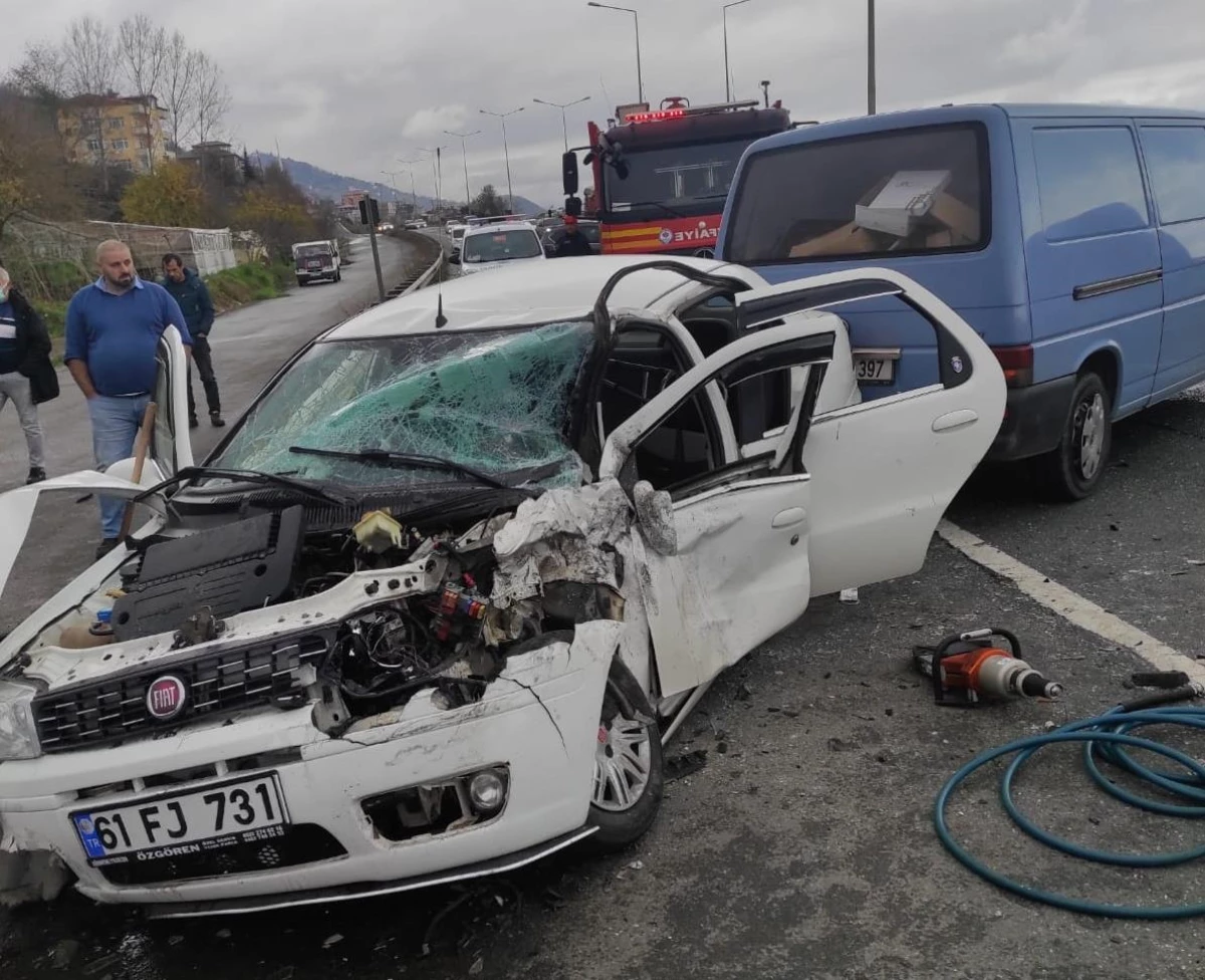 Son dakika haberleri | Trabzon\'da otomobil ile minibüsün çarpıştığı kazada 6 kişi yaralandı