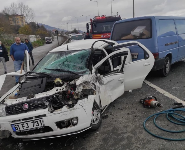 Son dakika haberleri | Trabzon'da otomobil ile minibüsün çarpıştığı kazada 6 kişi yaralandı