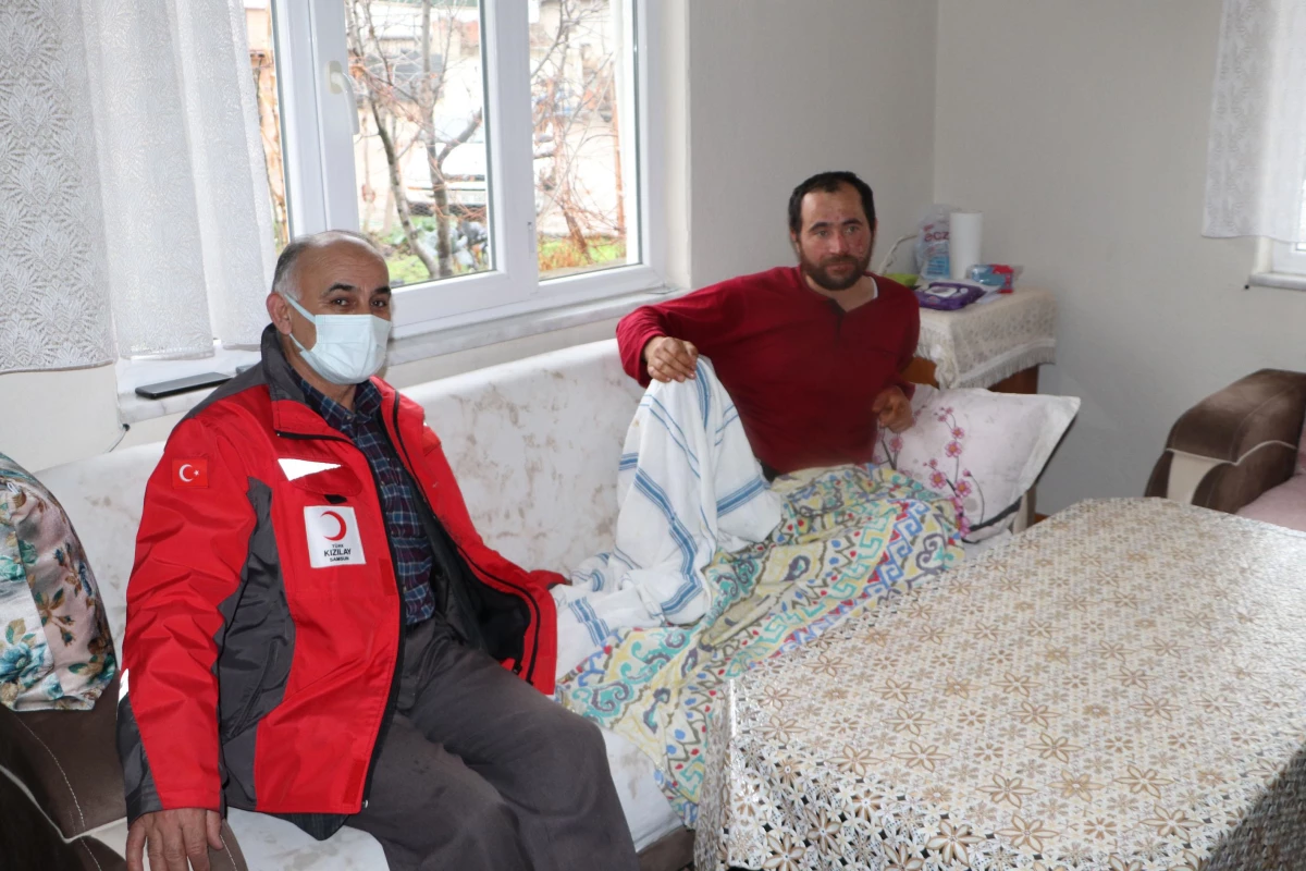 Türk Kızılay\'dan Havza\'da evi yanan aileye yardım