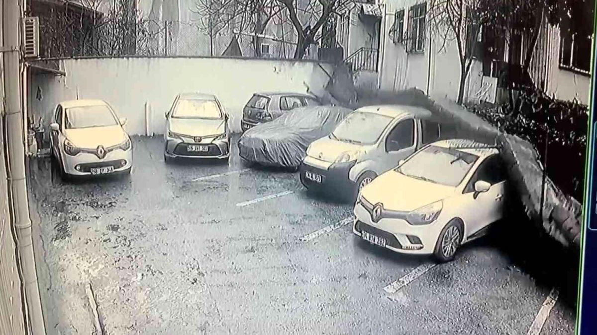 Son dakika haberleri | Üsküdar\'da istinat duvarının araçların üzerine çökme anı kamerada