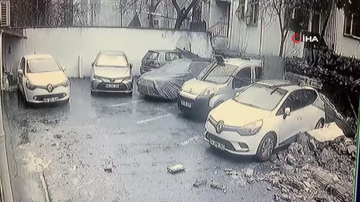 Üsküdar'da istinat duvarının araçların üzerine çöktüğü anlar kamerada