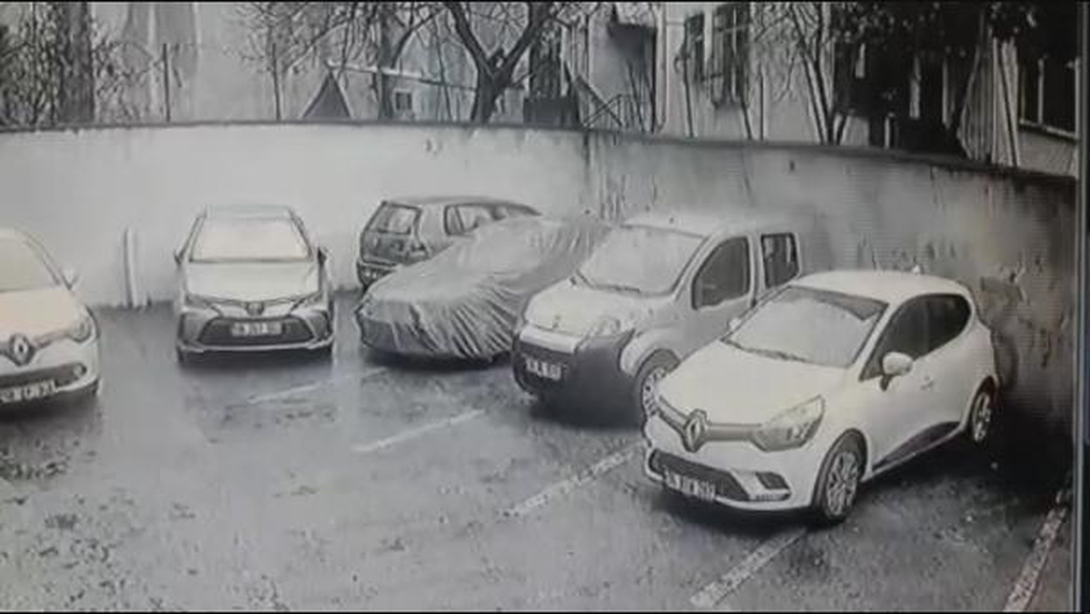 Üsküdar\'da istinat duvarının çökme anı kamerada