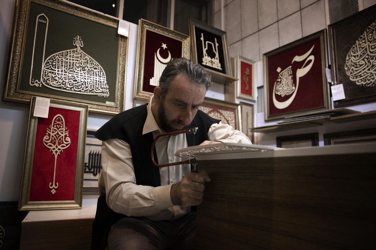 Yazının estetiğiyle ahşabın doğallığını eserlerinde buluşturuyor