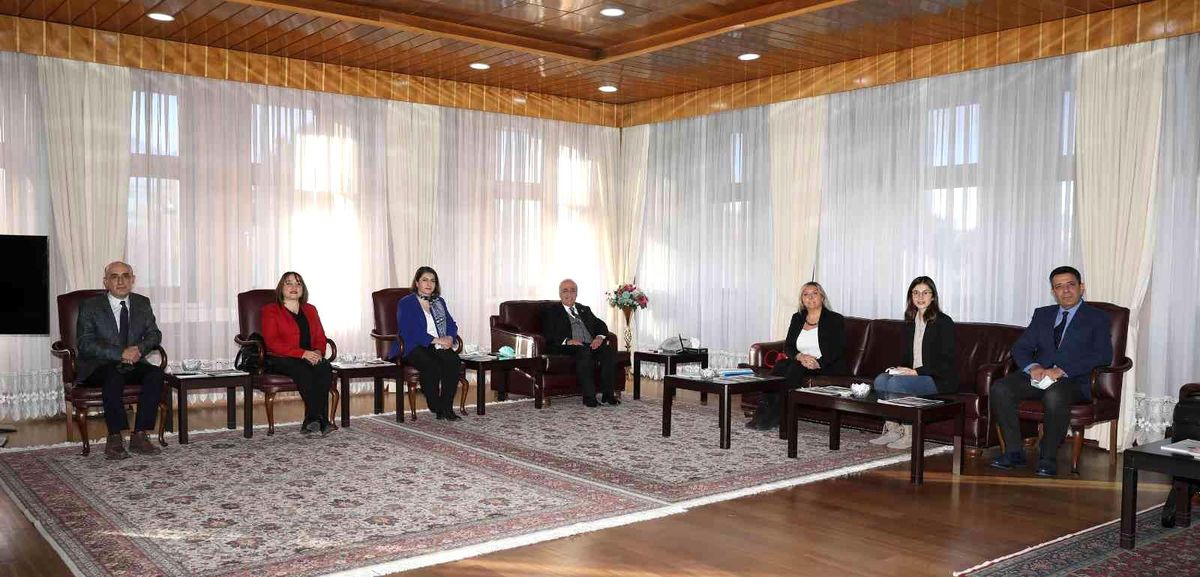 YÖKAK değerlendirme takımından Rektör Çomaklı\'ya ziyaret