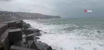 Zonguldak'ta dalgalar mendireği aştı, tekneler limana sığındı