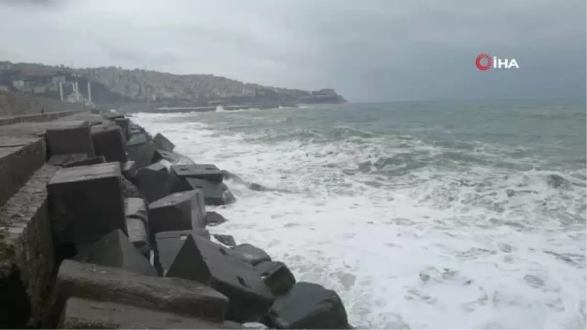 Zonguldak'ta dalgalar mendireği aştı, tekneler limana sığındı