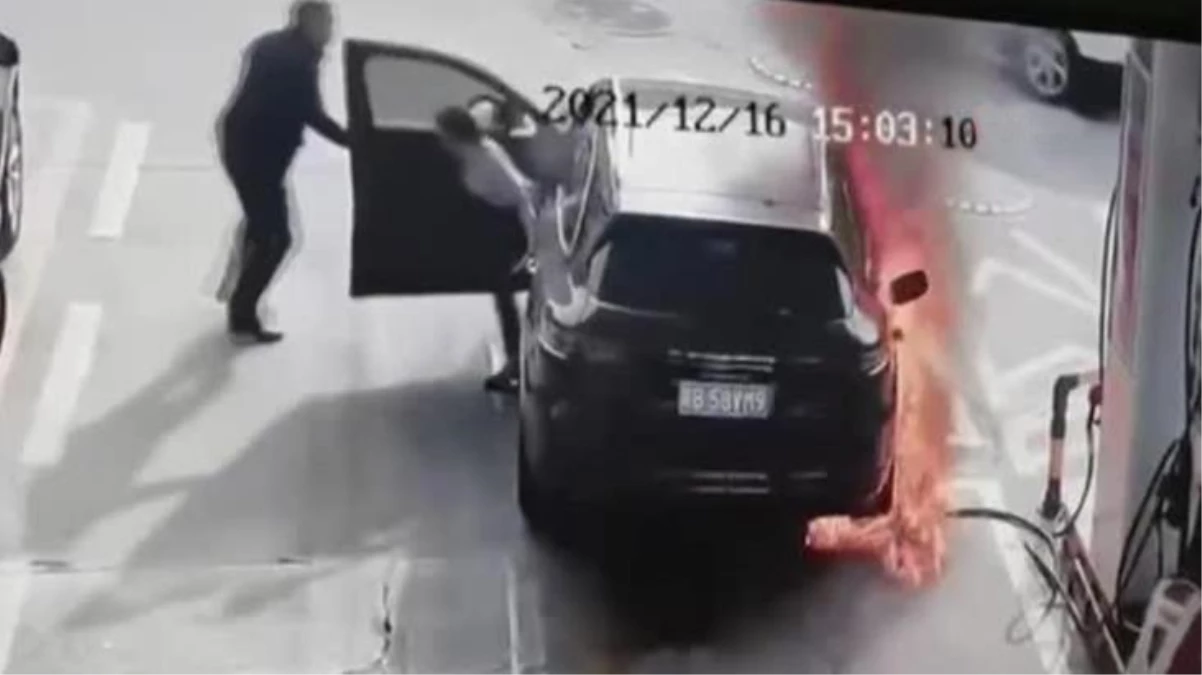 Çin\'de aracına benzin dolumu yapılan adam, akaryakıt pompasını aleve verdi