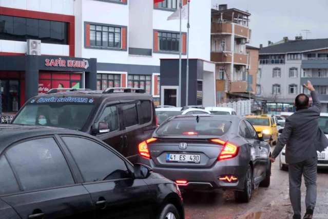 'Arsamdan yol geçti' diyerek işlek yolu trafiğe kapattı