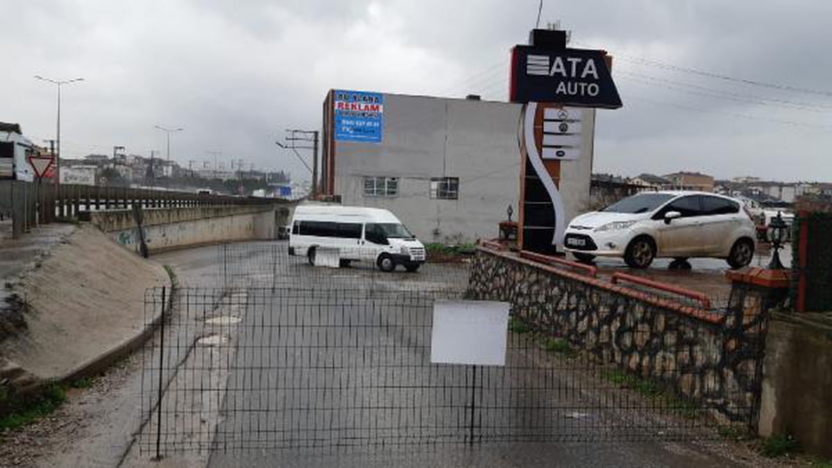 Arsasından geçen yolu tel çitle kapattı