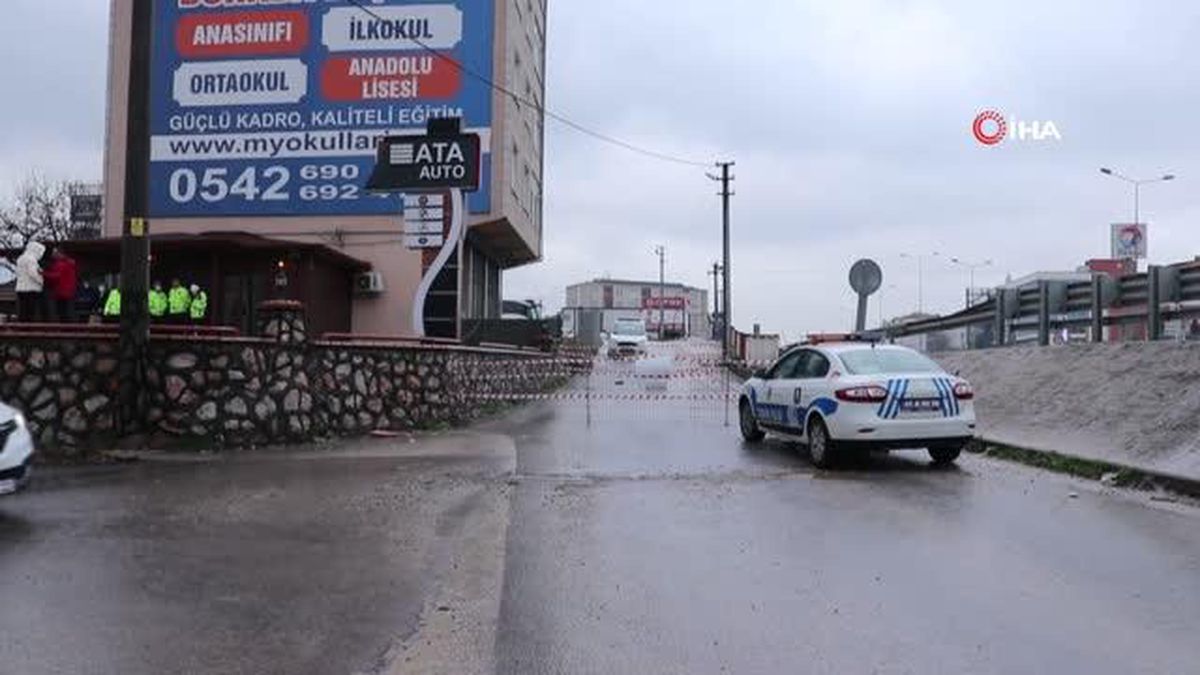 Arsasından yol geçtiğini iddia etti, caddeye bahçe çiti çekerek yolu trafiğe kapattı