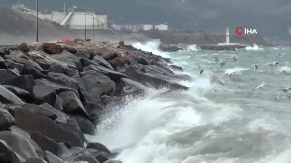 Bandırma\'da etkili olan fırtına deniz ve hava ulaşımını etkiledi