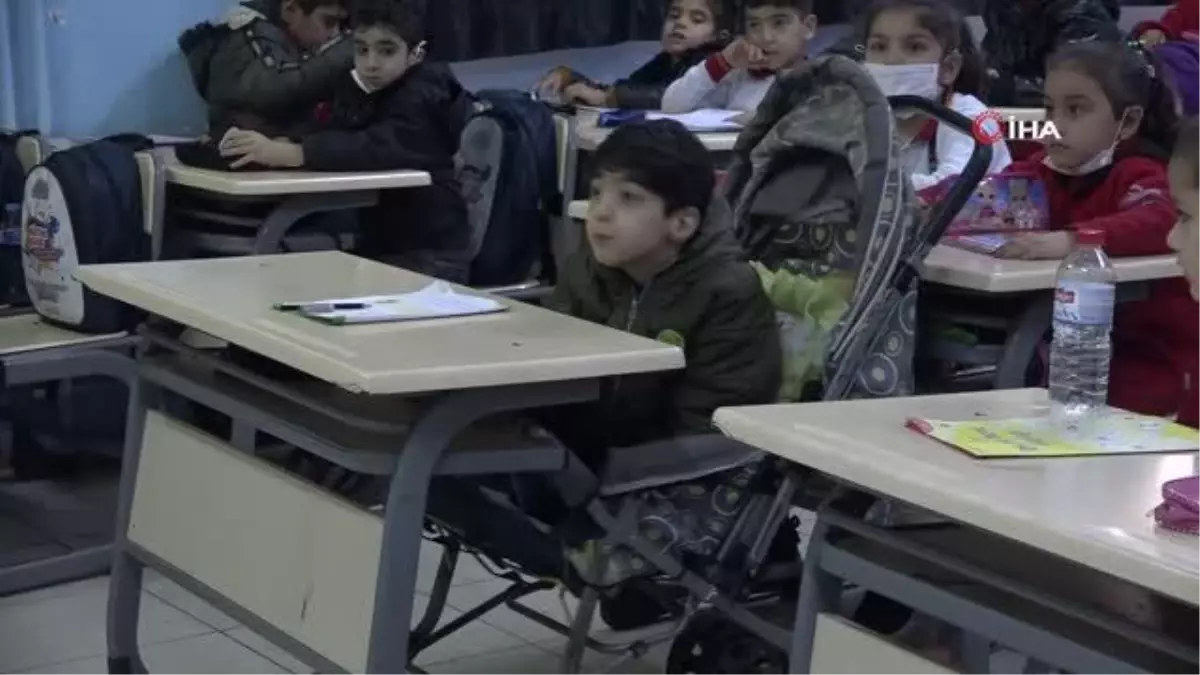 Bebek arabasıyla okula giden çocuğa Fatma Şahin sahip çıktı