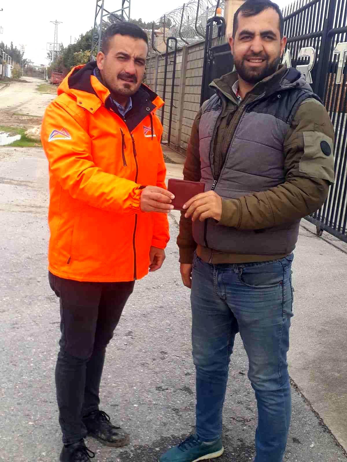 Belediye personeli bulduğu cüzdanı sahibine ulaştırdı