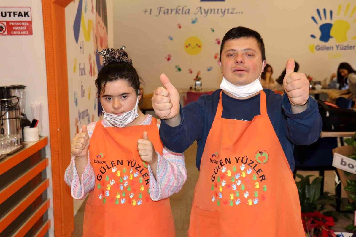 Bu kafeteryada yüzler hep gülüyor