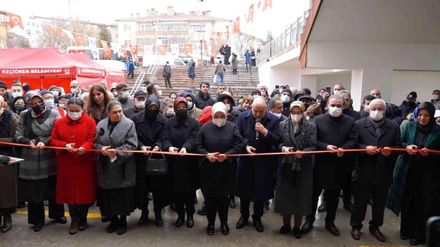 Bu pazarda kadınlar ürettiklerini satıyor
