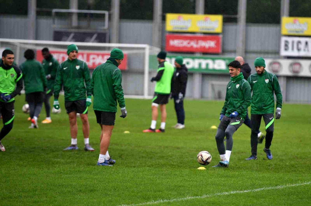Bursaspor şut çalışmasıyla hazırlıklarını tamamladı Yeşil-beyazlı takım otelde kamp yapacak