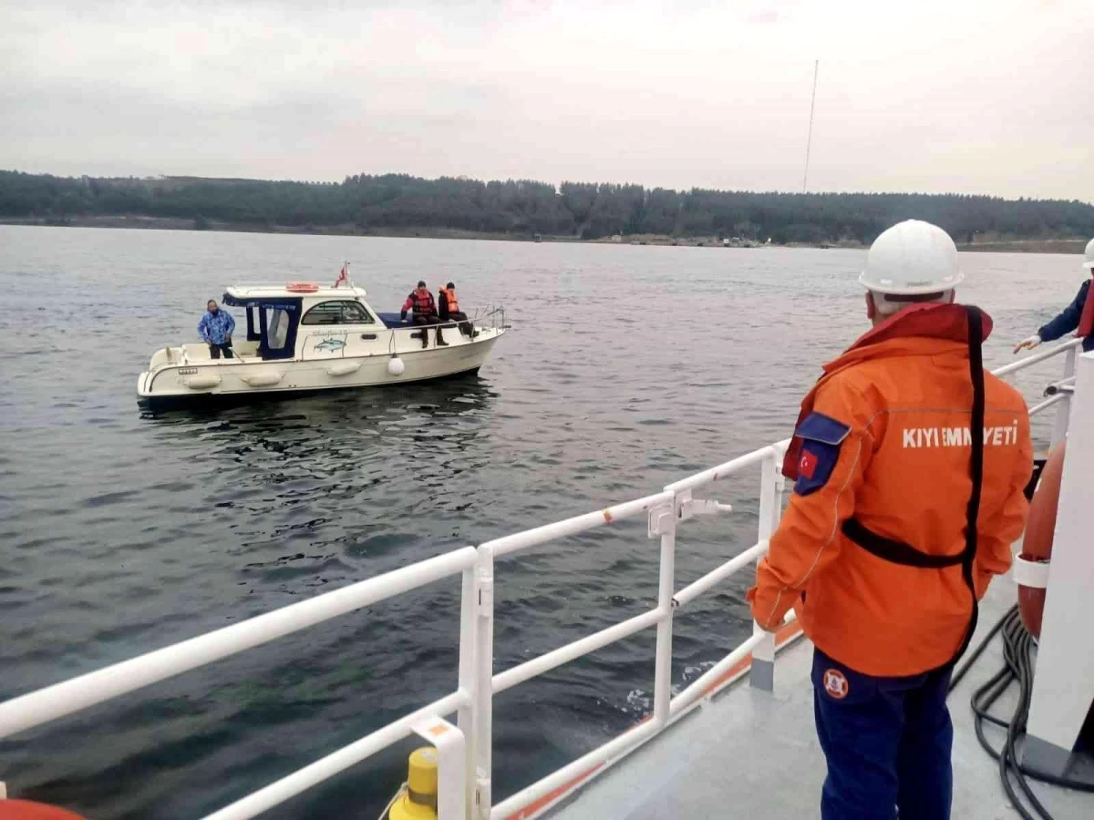 Çanakkale Boğazı\'nda arızalanan tekne kurtarıldı