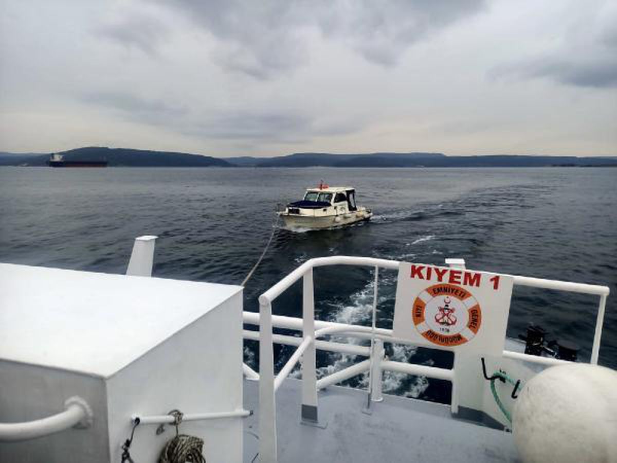 Çanakkale Boğazı\'nda sürüklenen tekne kurtarıldı