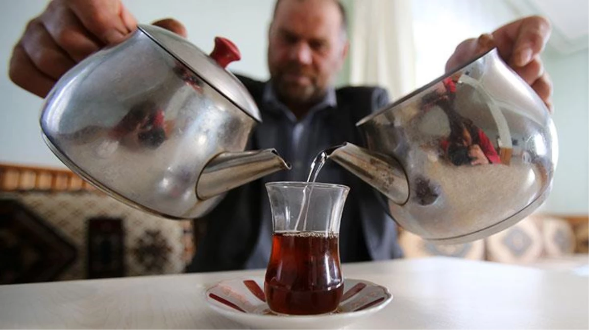 3-5 değil, günde 100 bardak çay içiyor! Misafirliğe gittiği evde 5. demliği isteyince kovuldu