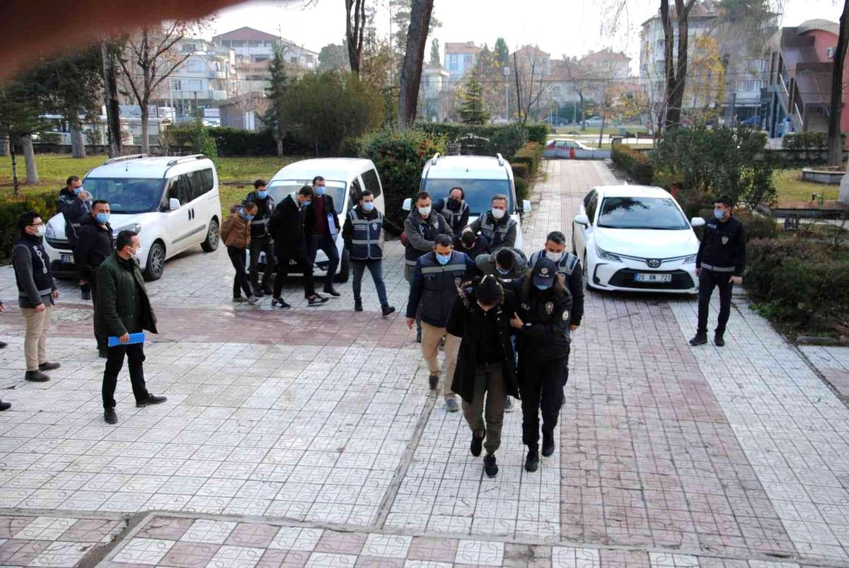 Çivril\'de uyuşturucu ticareti yapan 6 şüpheli yakalandı