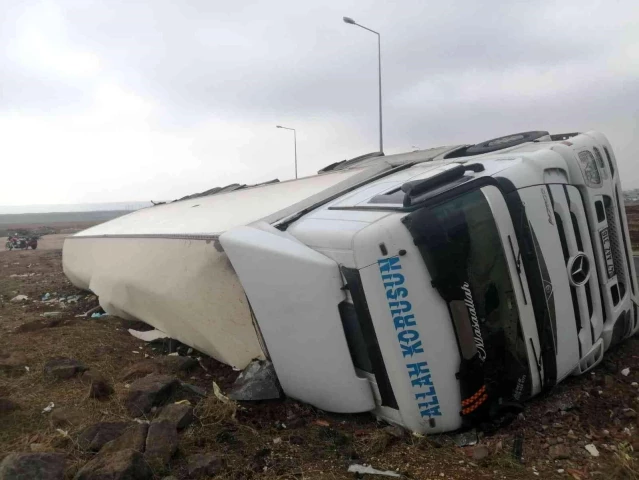 Diyarbakır-Mardin çevre yolunda kavşağa hızla giren tır devrildi: 1 yaralı