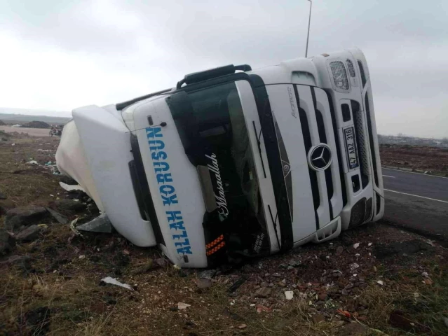 Diyarbakır-Mardin çevre yolunda kavşağa hızla giren tır devrildi: 1 yaralı