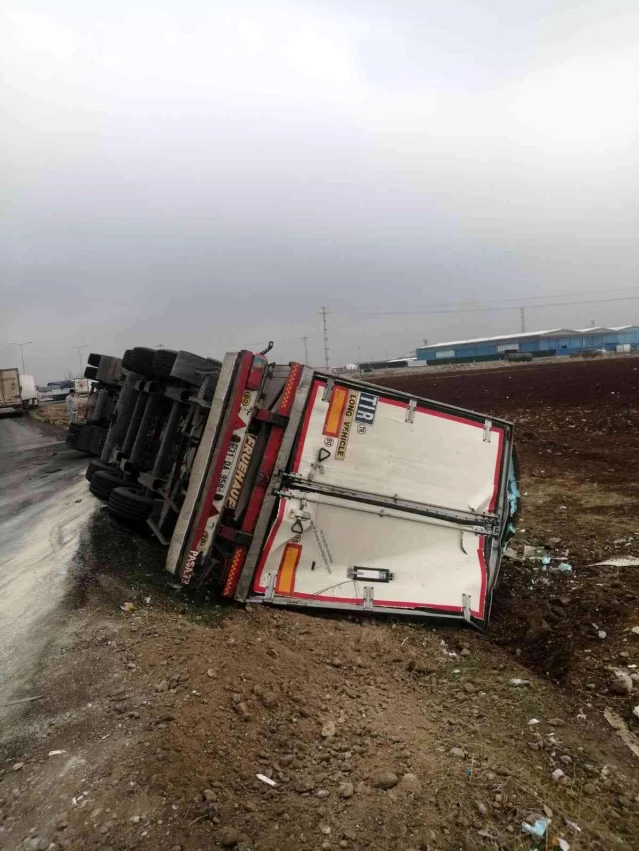 Diyarbakır-Mardin çevre yolunda kavşağa hızla giren tır devrildi: 1 yaralı