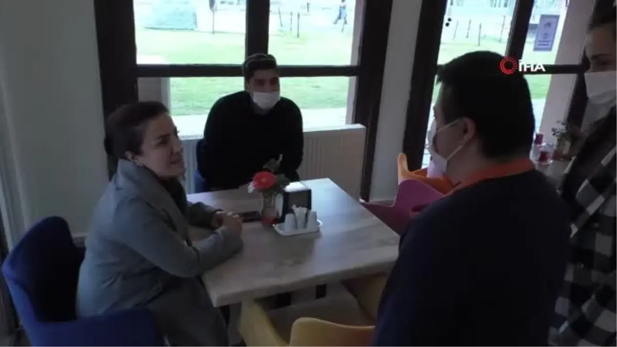 Down sendromlu gençlerin çalıştığı bu kafeteryada yüzler hep gülüyor