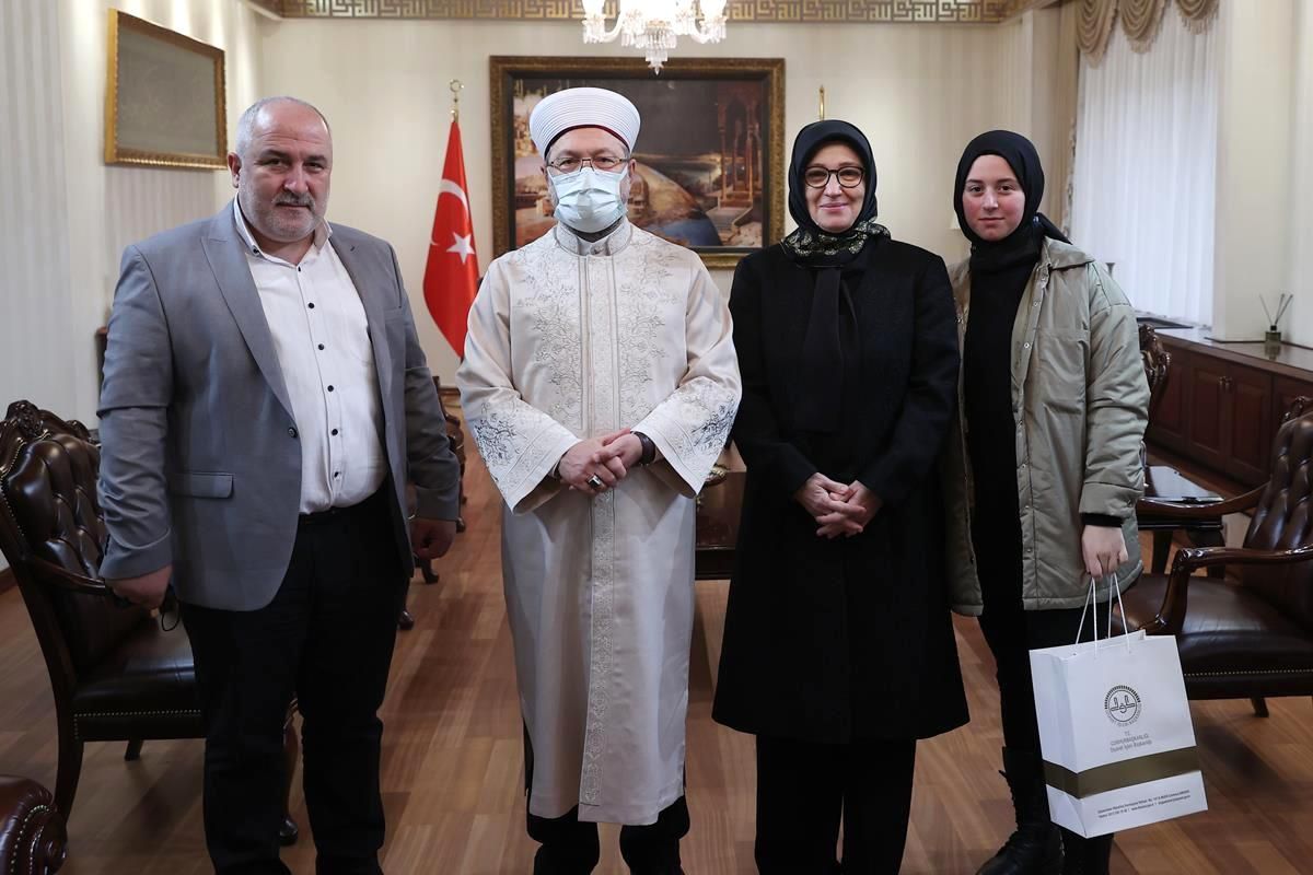 Düzceli sanatçı ödülünü Erbaş\'tan aldı