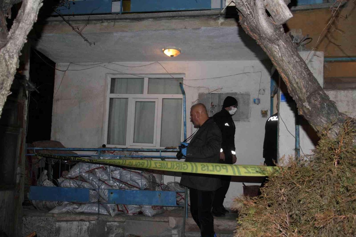 Son dakika haber... Emekli polis memuru evinde ölü bulundu
