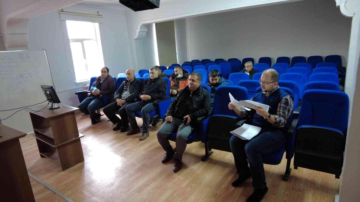 Erzincan\'da kedi, köpek ve gelinciklerin kimliklendirilmesi ve kayıt altına alınmasına yönelik uygulama eğitim toplantısı düzenlendi