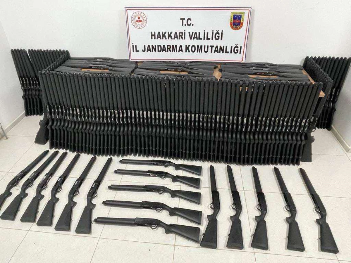 Yüksekova İlçesinde 30 Adet Ruhsatsız Pompalı Av Tüfeği Ele Geçirildi