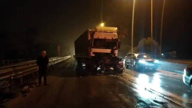 Hatay'da iki tır çarpıştı: 1 yaralı Hatay'da iki tır çarpıştı: 1 yaralı
