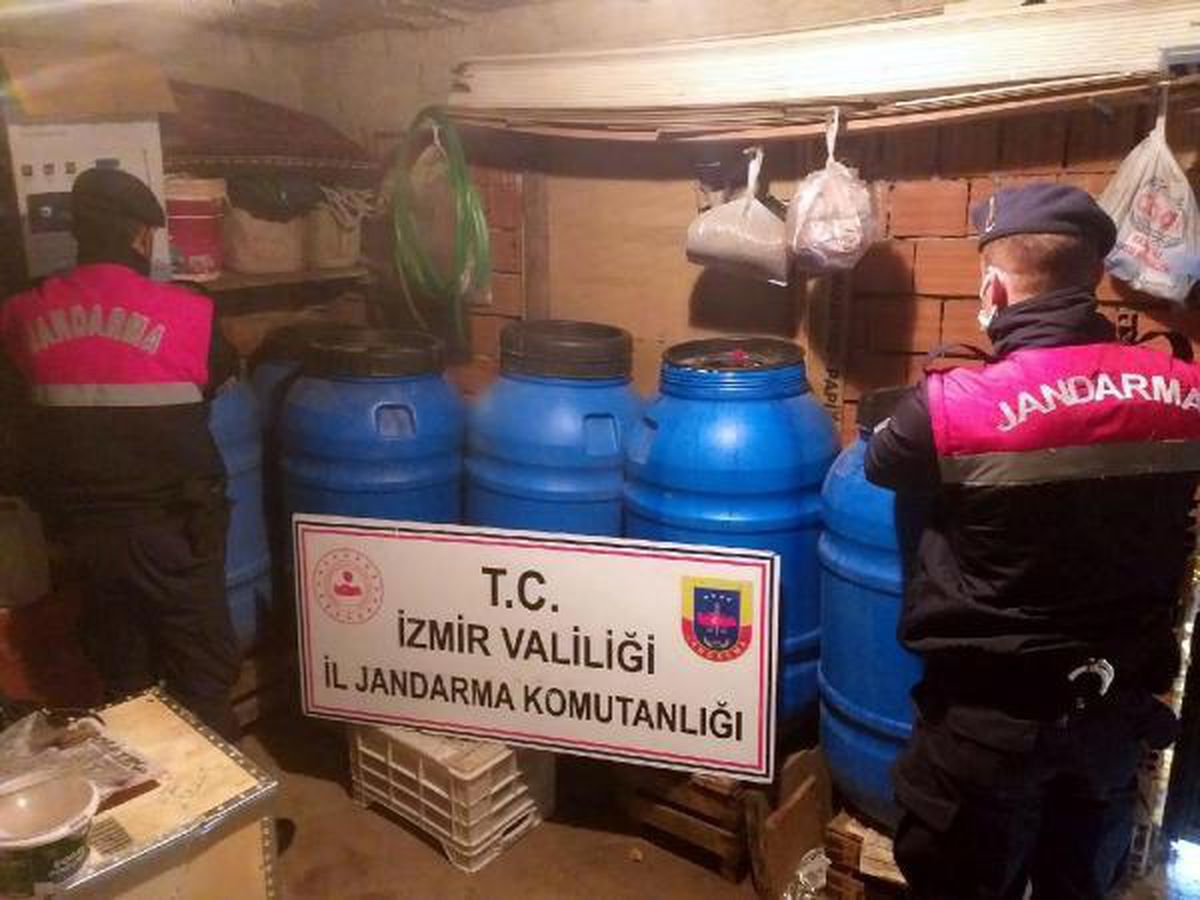 İzmir\'de 1750 litre sahte şarap ele geçirildi