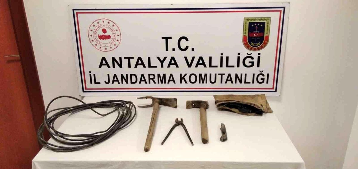 Kablo çalan şahsın üzerinde 5 gram kristal uyuşturucu maddesi ele geçirildi