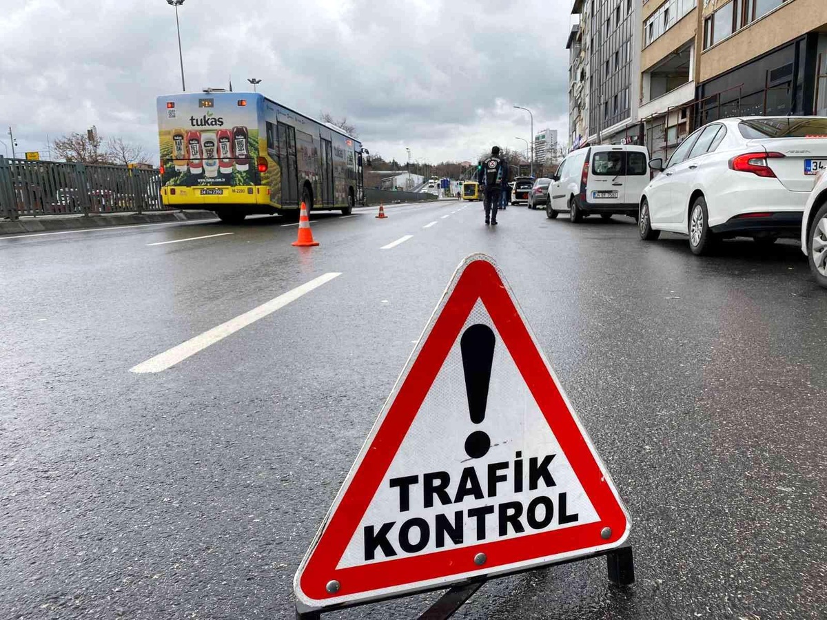 Kadıköy\'de emniyet kemeri takmayan ticari taksilere ceza