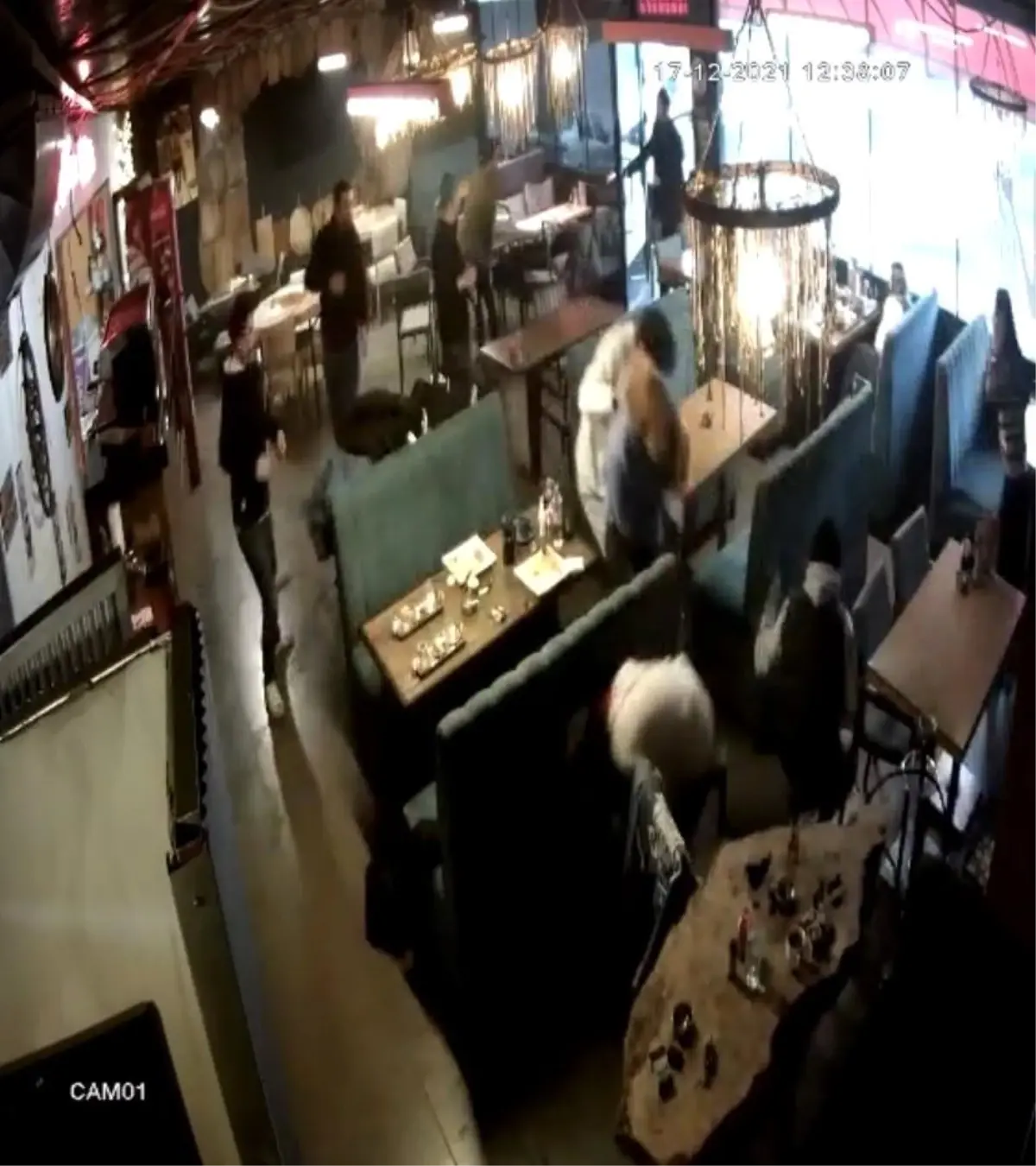 Kafeteryada dehşet anları kamerada: Park yeri yüzünden kurşun yağdırdı