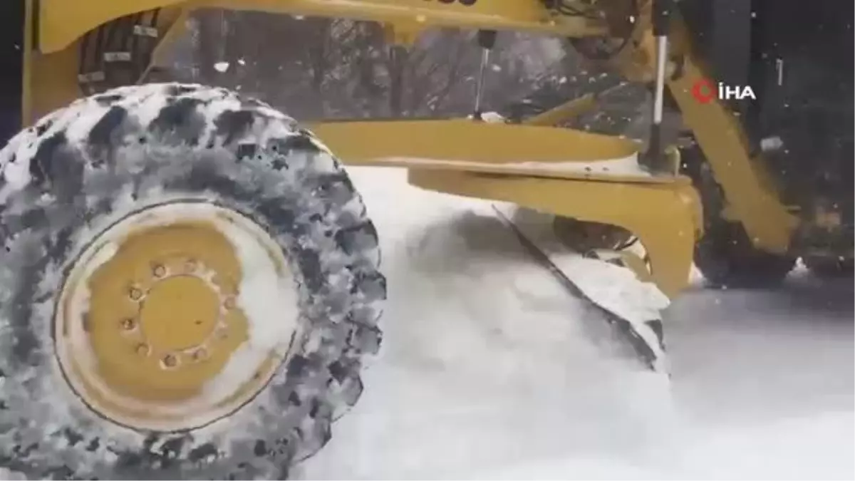 Karla mücadele ekipleri yolların kapanmaması için seferber oldu