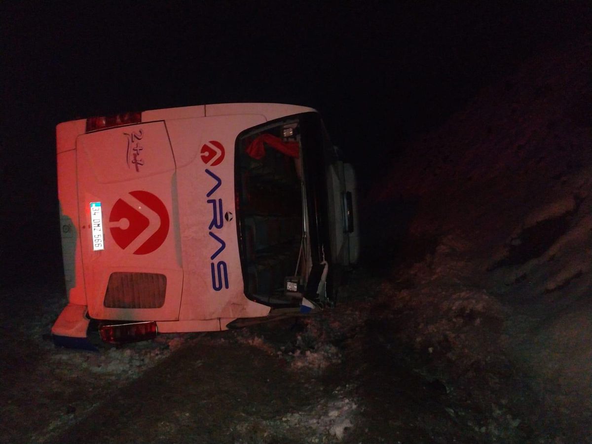 Kars-Erzurum kara yolunda yolcu otobüsü devrildi