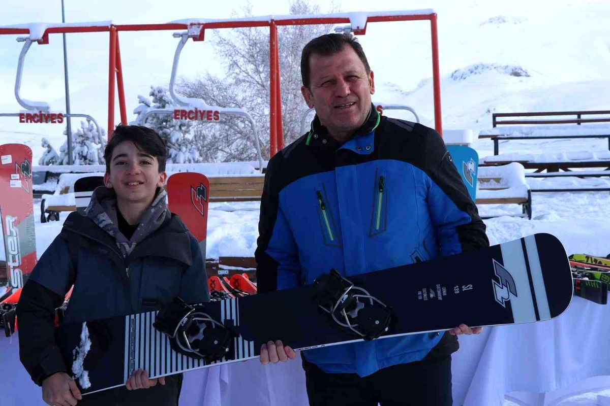 Kayakcılara malzeme yardımı yapıldı