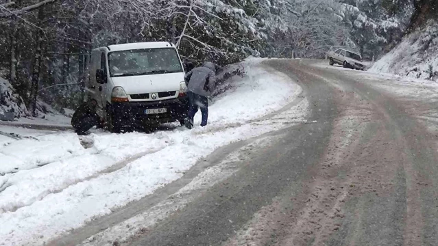 Kazdağları'nda kar kalınlığı 20 santimetreyi aştı, sürücüler zor anlar yaşadı