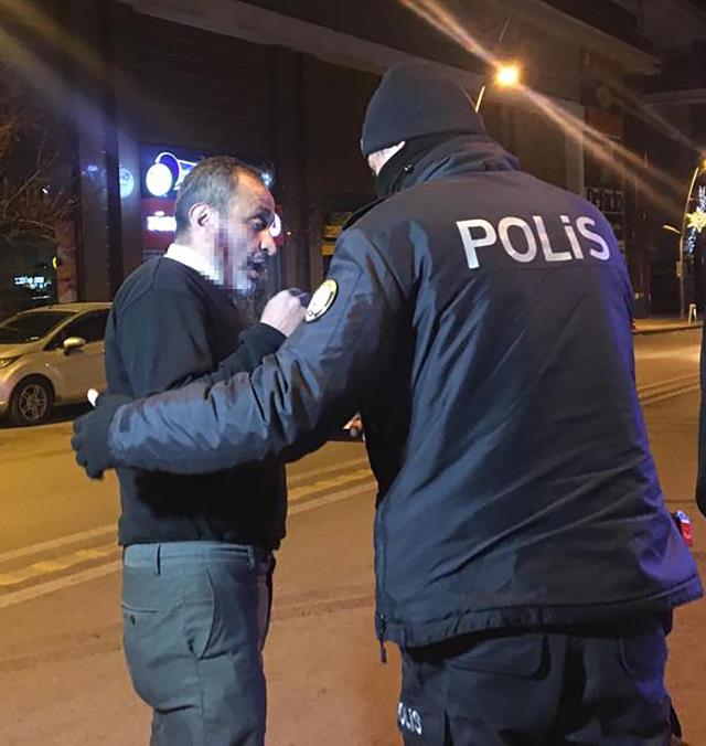 Kendini bıçaklayan adam 'Birini bıçakladım' diyerek polislerle birlikte kendini aradı