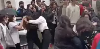 Kız öğrenciler birbirine girdi, arkadaşları ayıramadı! Kavga anı kamerada