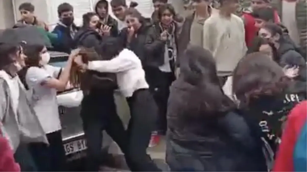 Kız öğrenciler birbirine girdi, arkadaşları ayıramadı! Kavga anı kamerada